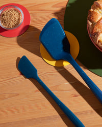 The GIR Vincent Ultimate Flip and Spatula resting on a wooden surface. 